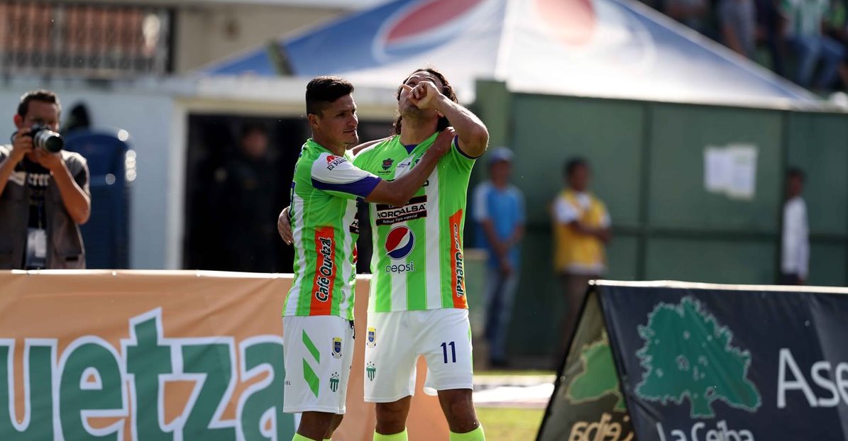 Jairo Arreola celebra junto a Agustín Herrera el primer gol de Antigua GFC contra Xelajú MC. (Foto Prensa Libre: Carlos Vicente)