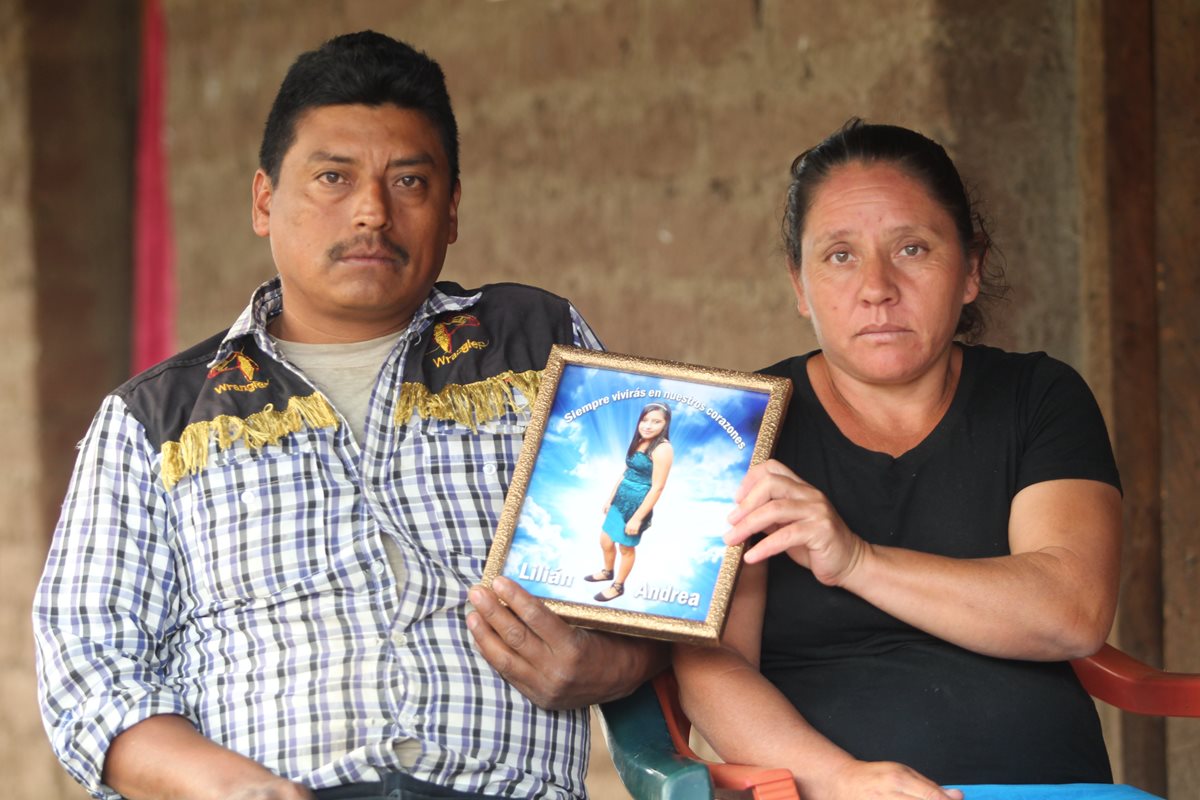 Édgar Gómez y María Arceno sostienen un retrato de su hija, de 13 años, mientras aseguran que no debió estar allí ese día. (Foto Prensa Libre: Erick Avila)