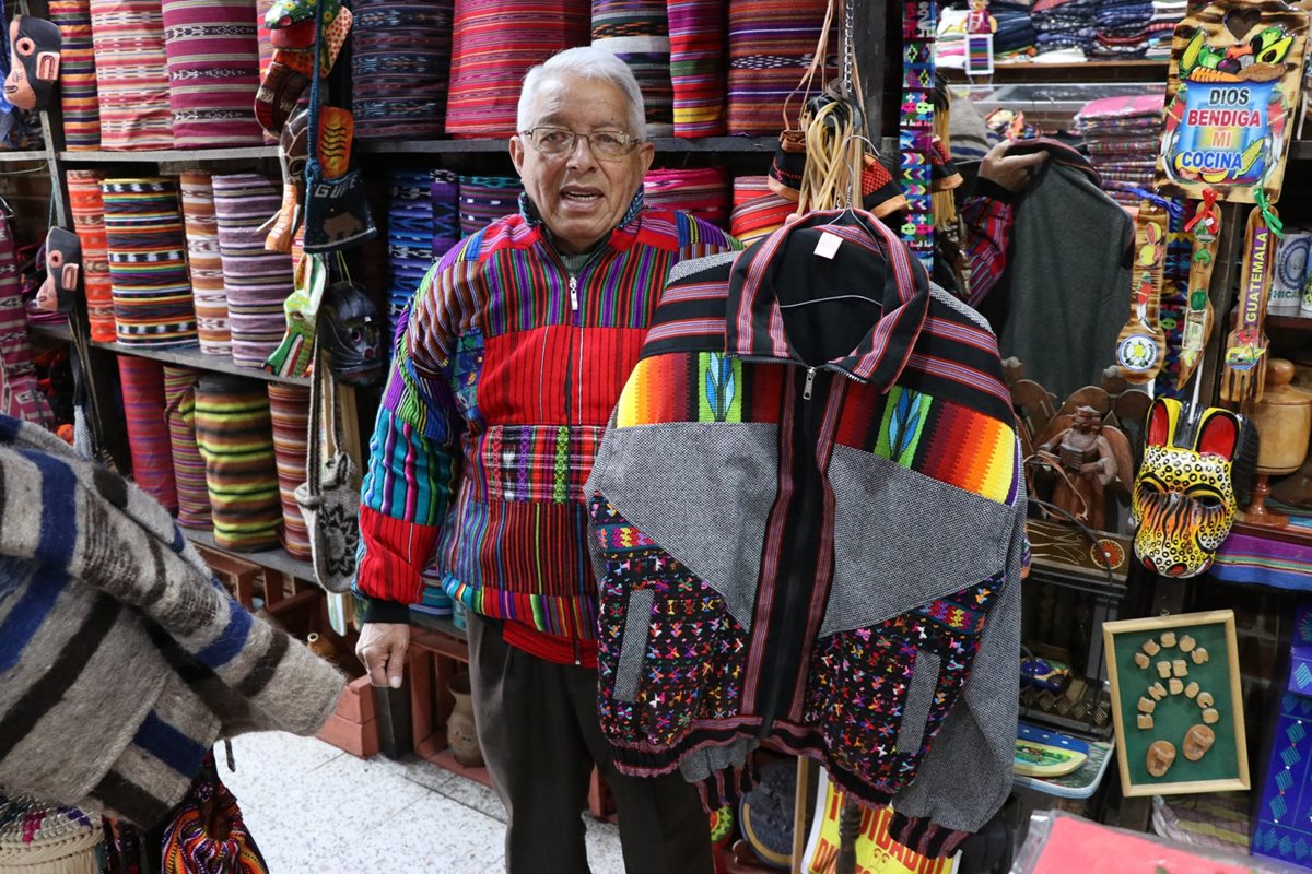 Marco Zelada, quien tiene un local en el Centro Comercial Municipal de Xela, muestra una de las chumpas de mayor demanda en esta época de frío. (Foto Prensa Libre: María José Longo)