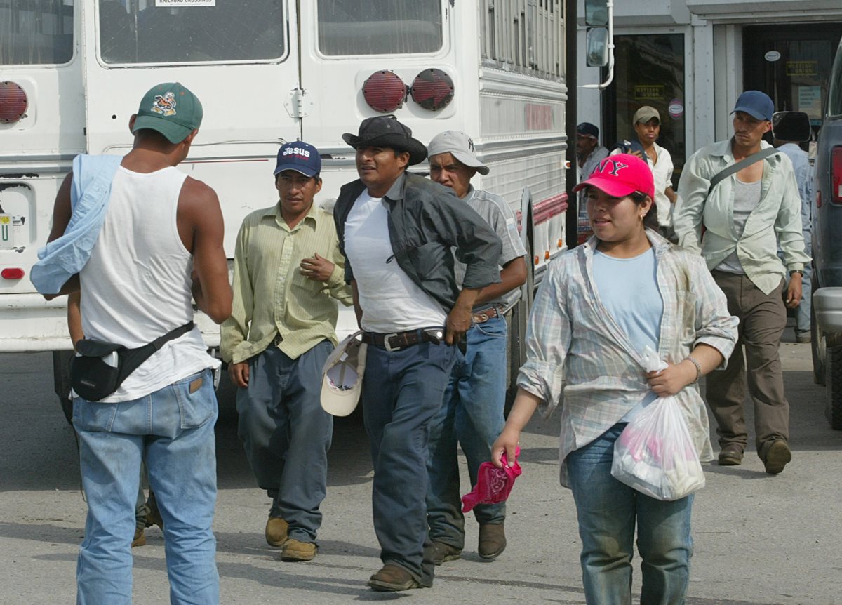 Guatemaltecos indocumentados en Miami, Florida, esperan en las calles a ser contratados para trabajos temporales. (Foto Prensa Libre: HemerotecaPL)