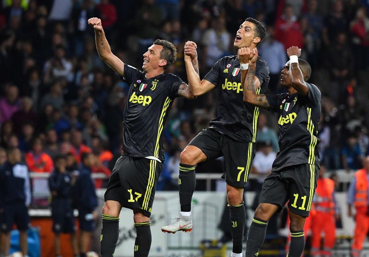 Mario Mandzukic, Cristiano Ronaldo y Douglas Costa celebran después de haber vencido al Parma. (Foto Prensa Libre: AFP).
