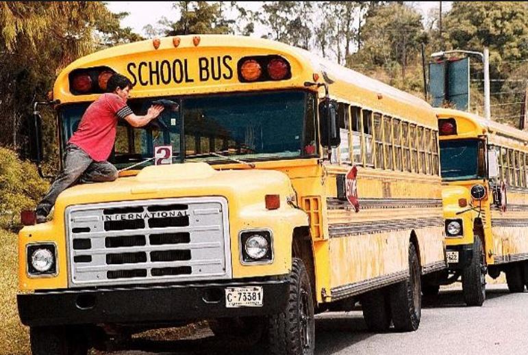 Según la SAT uno de los cobros que realizan colegios sin emitir factura es el servicio de transporte escolar. (Foto Prensa Libre: Hemeroteca)