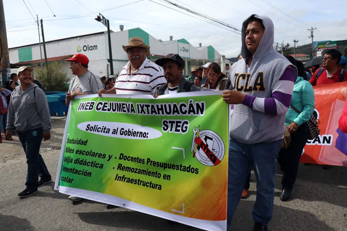 Maestros de Huehuetenango marcharon a la dirección departamental de Educación. (Foto Prensa Libre: Mike Castillo)