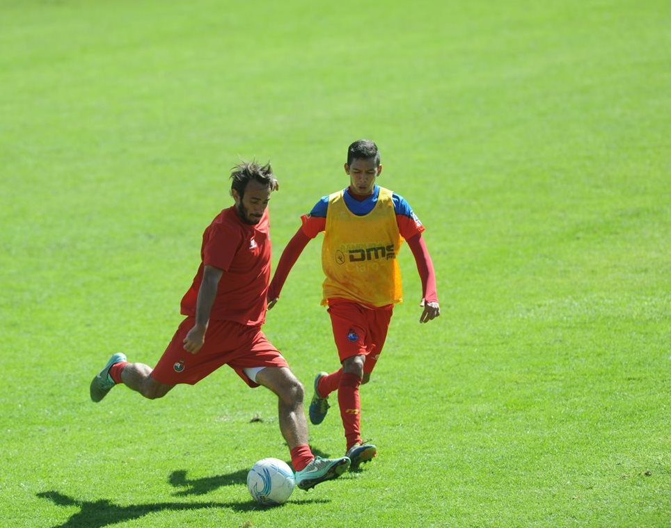 Gastón Puerari disputa el esférico con José Lemus, en el entreno de Municipal de este martes en el estadio Manuel Felipe Carrera (Foto Prensa Libre: Edwin Fajardo)