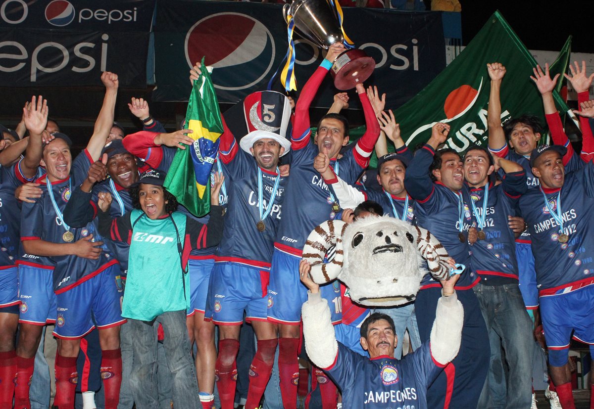 Israel Silva celebra el título de la Liga Nacional que le ganaron en penaltis a Municipal en 2012. (Foto Prensa Libre: Hemeroteca)