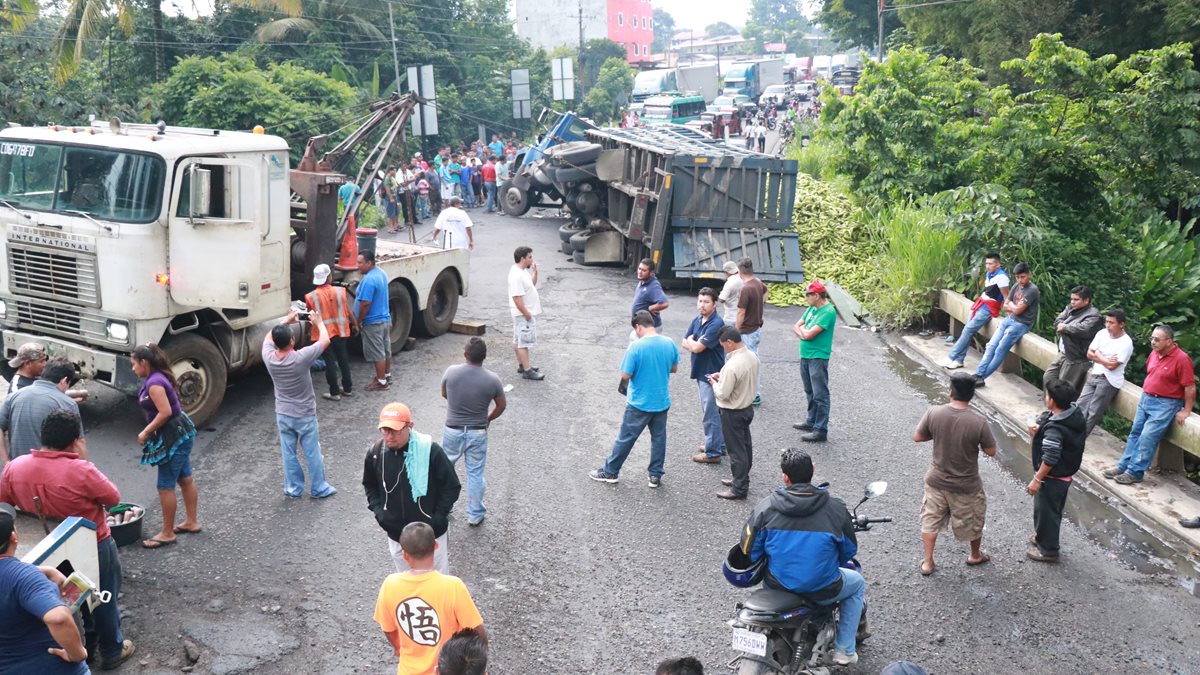 Pasadas más de dos horas del accidente, una grúa llegó para remover el tráiler. (Foto Prensa Libre: Cristian Icó)