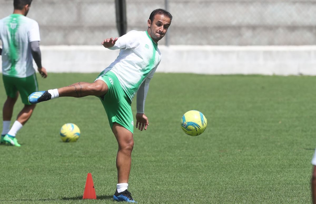 Contreras durante el entrenamiento de Antigua GFC antes de enfrentar a Municipal el domingo próximo. (Foto Prensa Libre: Francisco Sánchez).