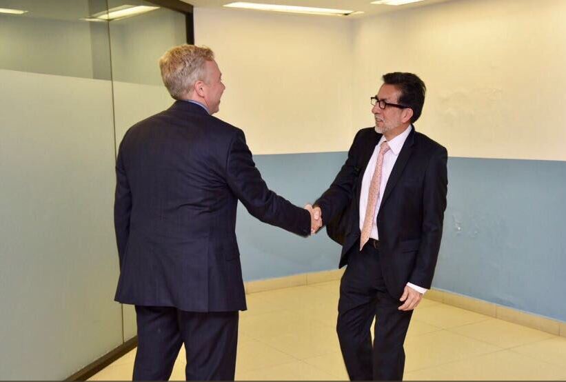 El nuevo embajador Luis Arreaga (derecha) se mostró complacido de arribar al país. (Foto: Embajada de EE. UU.)