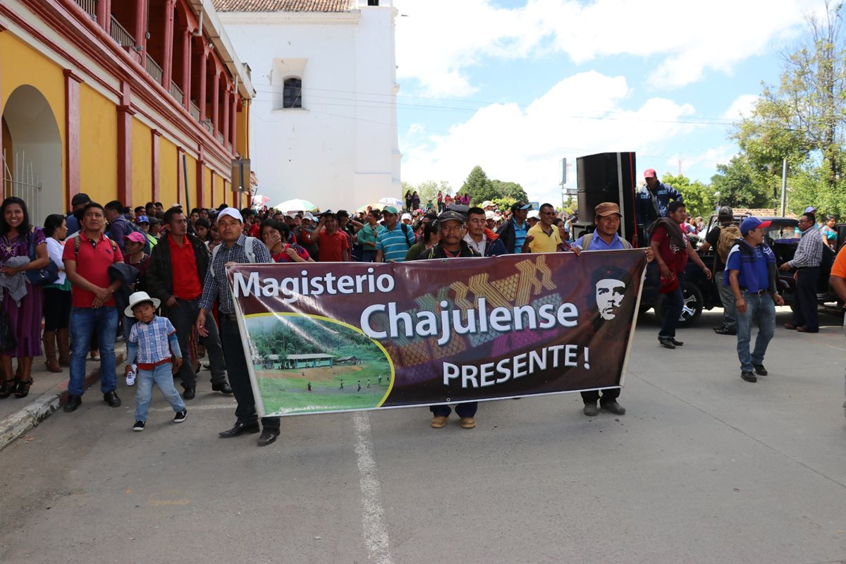 Maestros caminaron hacia gobernación y la dirección departamental de Educación. (Foto Prensa Libre: Héctor Cordero)