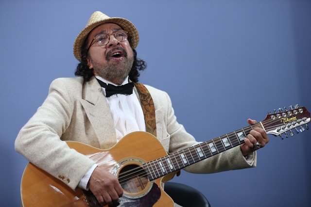 Roberto Méndez cantautor y poeta guatemalteco posee 35 años de carrera artística. (Foto Prensa Libre: Keneth Cruz)