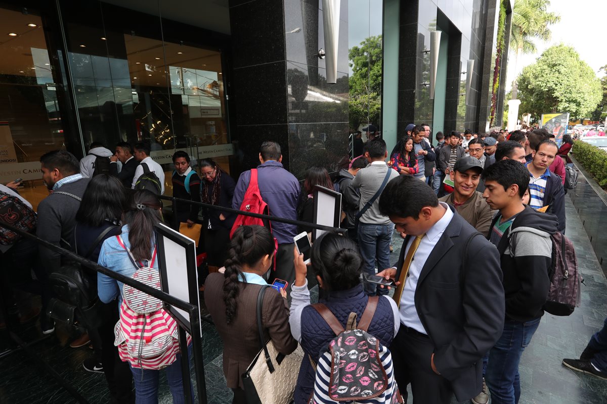 Cientos de personas acuden al Festival de empleo de Amcham con la esperanza de una oportunidad laboral. (Foto, Prensa Libre: Estuardo Paredes).