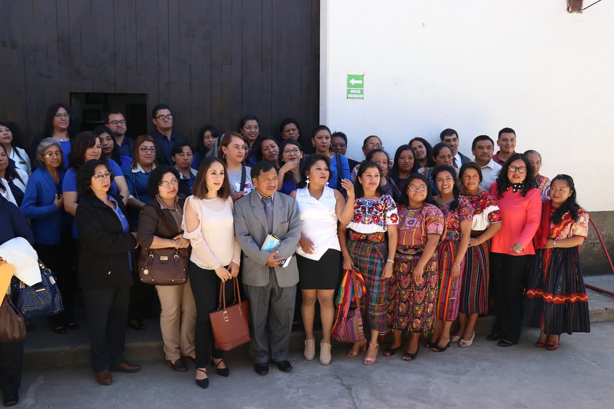 Al menos 50 docentes manifestaron su apoyo al supervisor educativo y afirmaron que no lo abandonarán, por lo que invitan a las autoridades a reflexionar sobre su postura. (Foto Prensa Libre: María Longo)