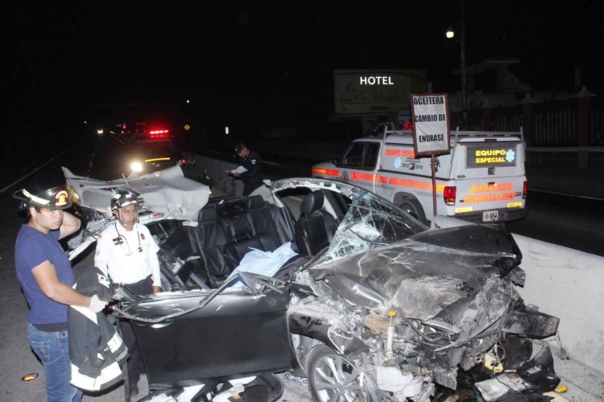 Vehículo queda destruido en el km 63 de la ruta Interamericana, Zaragoza, Chimaltenango, donde murieron dos personas. (Foto Prensa Libre: Víctor Chamalé)