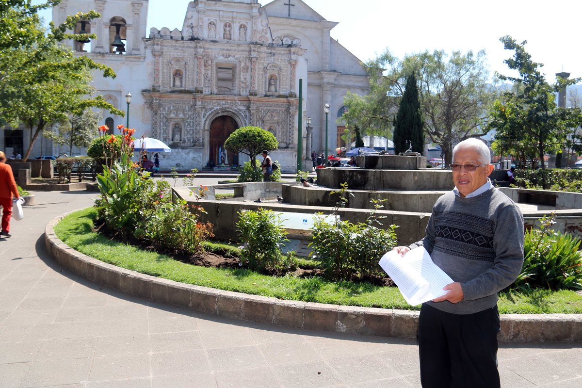 Marco Tulio Celada muestra los documentos que presentó en la secretaria municipal en los que pide al alcalde que impida la instalación de ventas informales. (Foto Prensa Libre: Carlos Ventura)