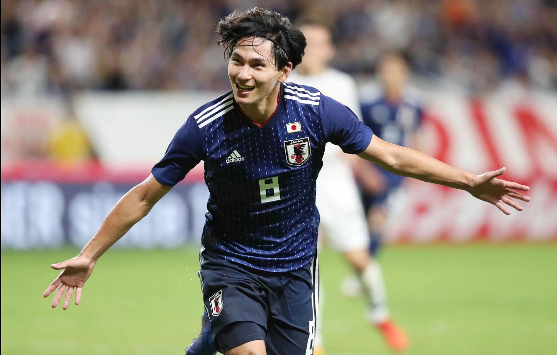 Takumi Minamino celebra después de haber marcado en el partido de Japón contra Costa Rica. (Foto Prensa Libre: AFP).