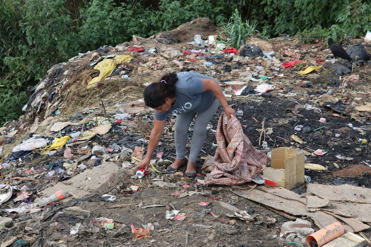 Ángela Nohemí Vielman Afre visita los basureros de Chiché, Quiché, dos veces a la semana. (Foto Prensa Libre: Héctor Cordero)