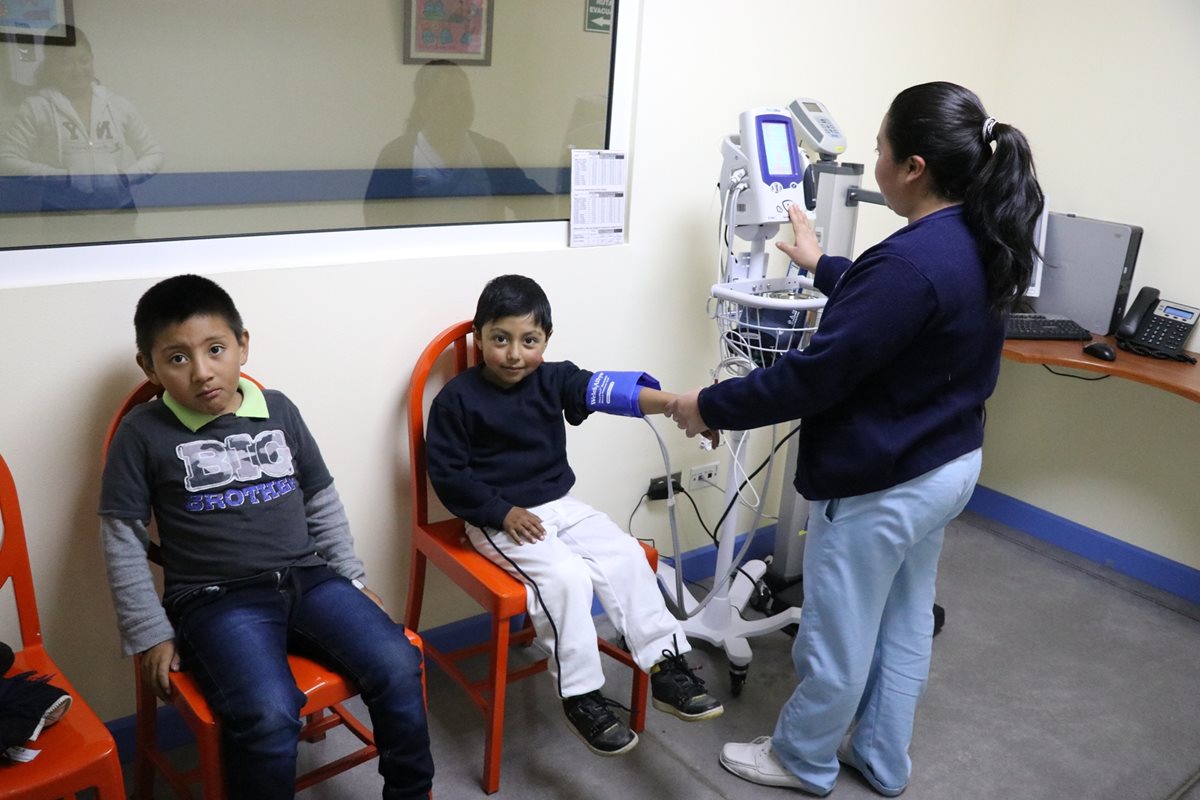 Enfermera de la clínica Ayuvi Occidente revisa los signos vitales de Jhonatan de León, de 6 años, paciente de Quetzaltenango con leucemia. (Foto Prensa Libre: María José Longo).