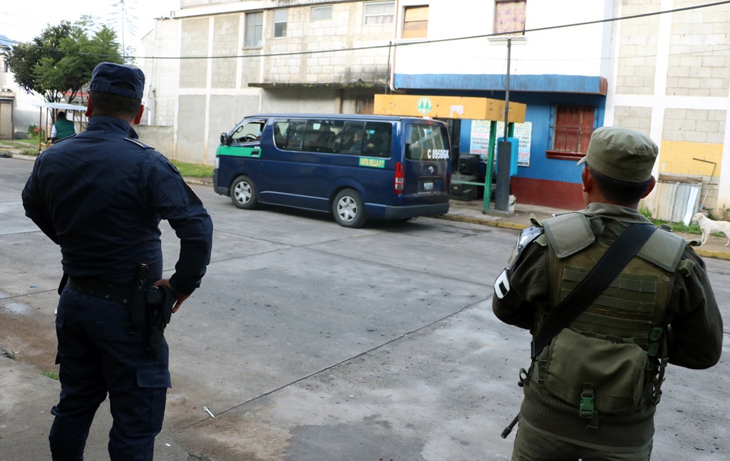 Autoridades patrullan ruta que recorren microbuses hacia la colonia Vista Bella, en Xela. (Foto Prensa Libre: Carlos Ventura).