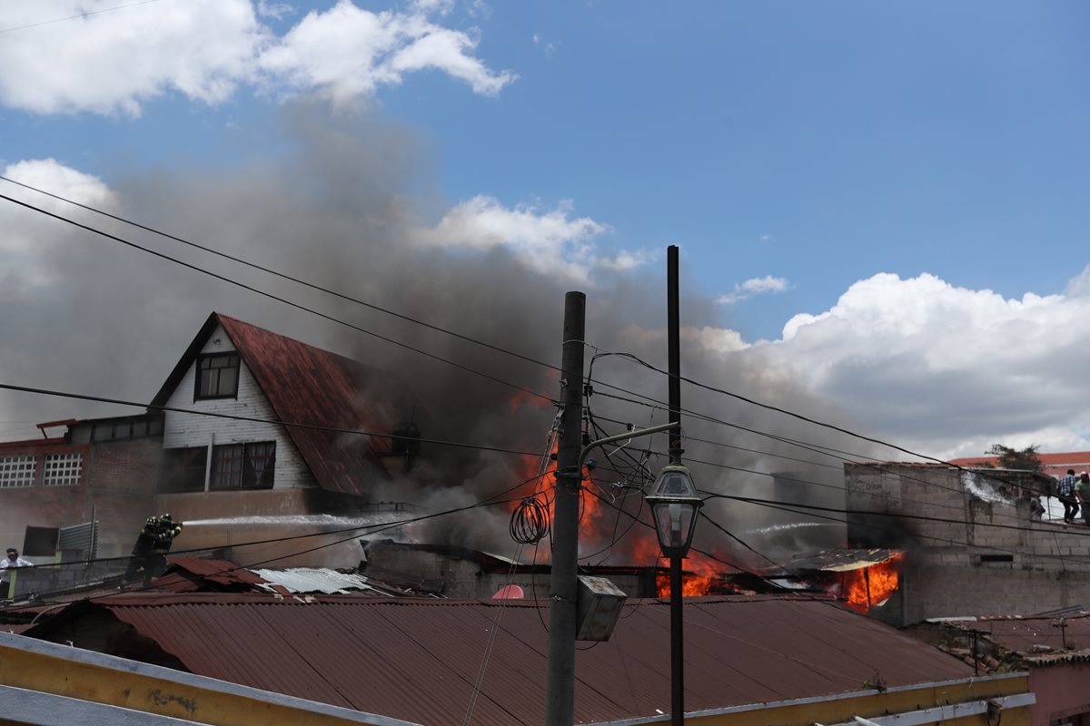 Las llamas amenazaban con extenderse a más inmuebles en Xela. (Foto Prensa Libre: Fred Rivera).
