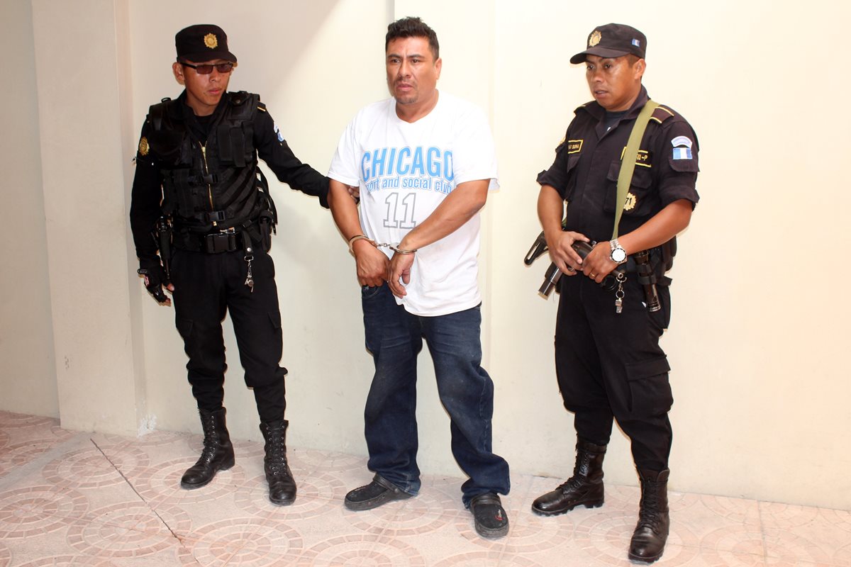 Agentes de la PNC retienen a Nelson Arturo Piril Sazo, señalado de haber violado a una niña. (Foto Prensa Libre: Óscar Figueroa)