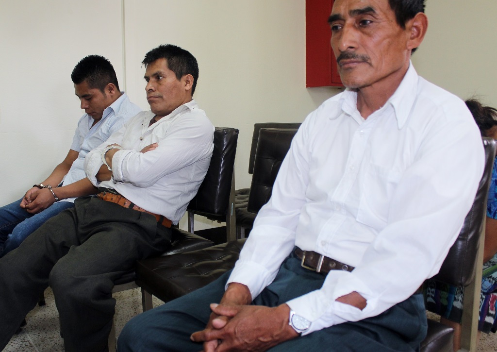 Los tres sentenciados por el caso de secuestro de un menor en Totonicapán. (Foto Prensa Libre: Óscar Figueroa).