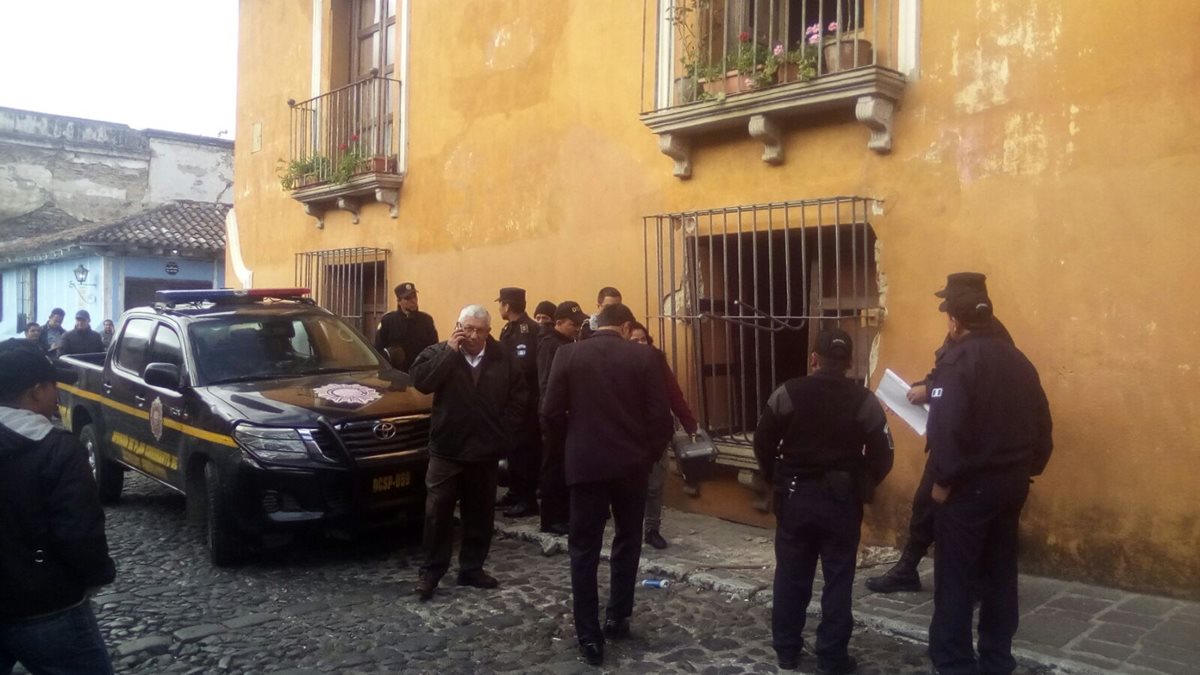 Agentes de la PNC recaban evidencias afuera de agencia telefónica saqueada, en Antigua Guatemala. (Foto Prensa Libre: Renato Melgar)