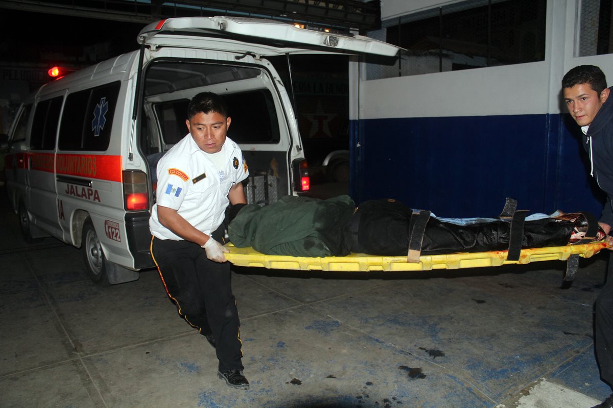 Bomberos voluntarios ingresan en la amergencia del hospital nacional de Jalapa a uno de los hombres heridos en ataque armado en el barrio La Democracia. (Foto Prensa Libre: Hugo Oliva)