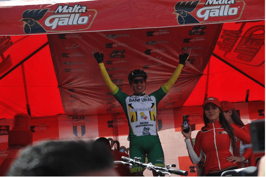 El ciclista Alfredo Ajpacajá impuso toda su clase en la etapa que se desarrolló en Tecpán, Guatemala. El orgullo de Totonicapán derrotó en el esprín final al ecuatoriano Byron Guamá. (Foto Prensa Libre: Francisco Sánchez)