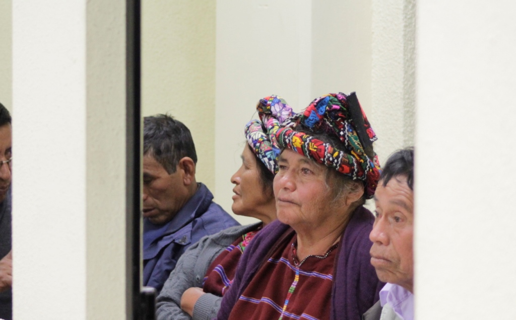 Los cuatro sindicados escuchan la decisión del Juzgado de Femicidio de Quetzaltenango. (Foto Prensa Libre: María José Longo).