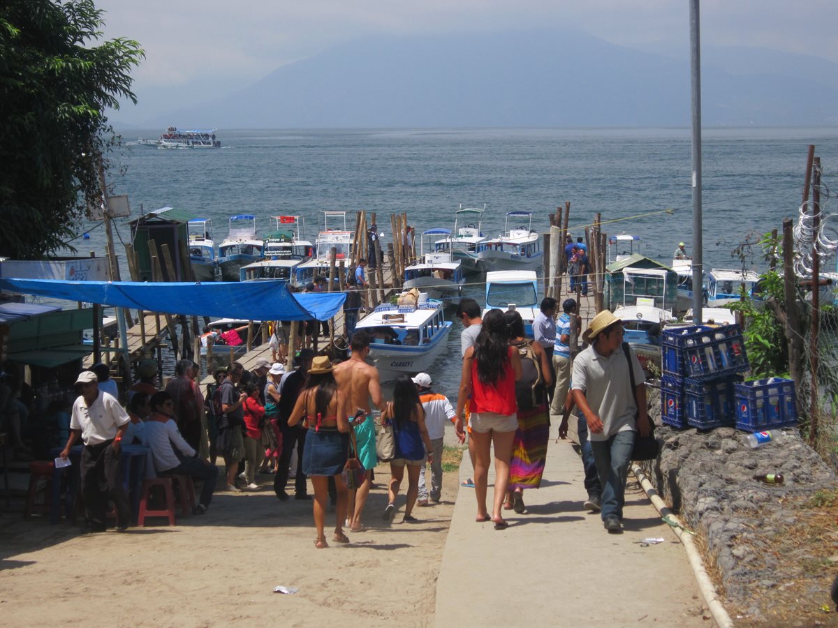 Turistas visitan playas del Lago de Atitlán, en Panajachel, Sololá. (Foto HemerotecaPL)