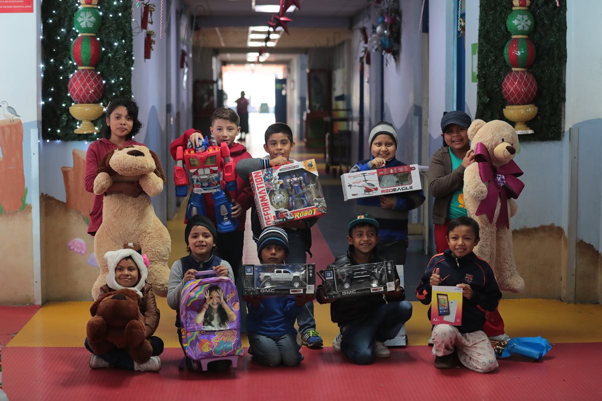 Diez niños de la Unidad de Oncología del Hospital General recibieron regalos enviados por los lectores. (Foto Prensa Libre: Álvaro Interiano)