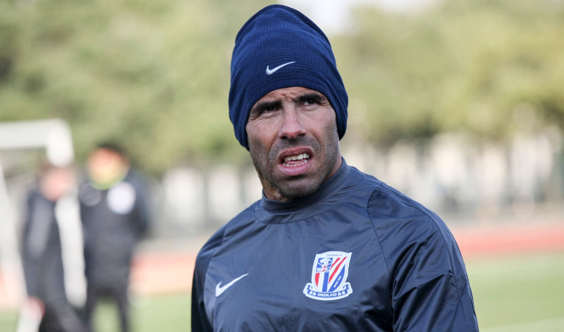 Carlos Tevez no tuvo un buen debut en la Liga de Campeones Asiática, al quedar eliminado. (Foto Prensa Libre: AFP)