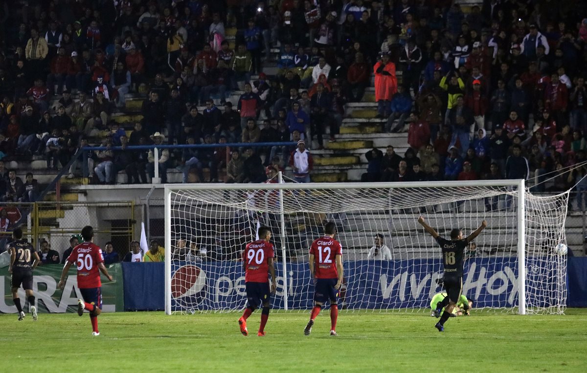 Municipal logró una importante victoria 2-1 contra Xelajú, en el Mario Camposeco. (Foto Prensa Libre: Carlos Ventura).