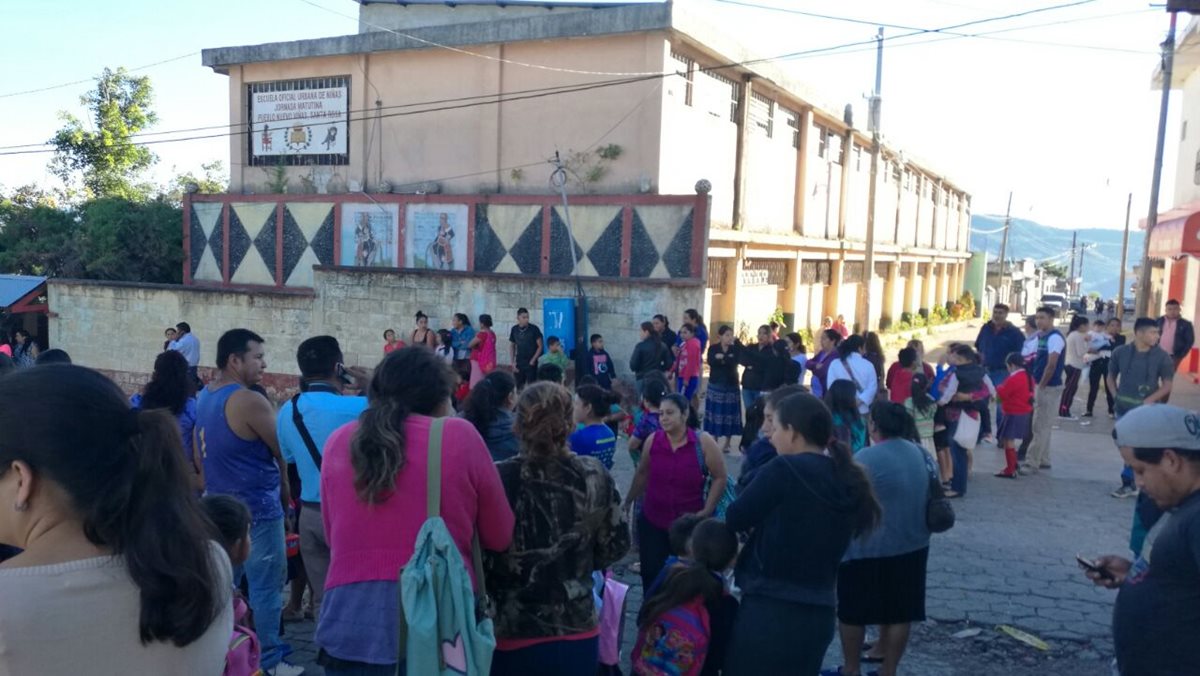 Autoridades recaban evidencias cerca de una escuela en Pueblo Nuevo Viñas, Santa Rosa, donde tres personas murieron de forma violenta. (Foto Prensa Libre: Oswaldo Cardona)