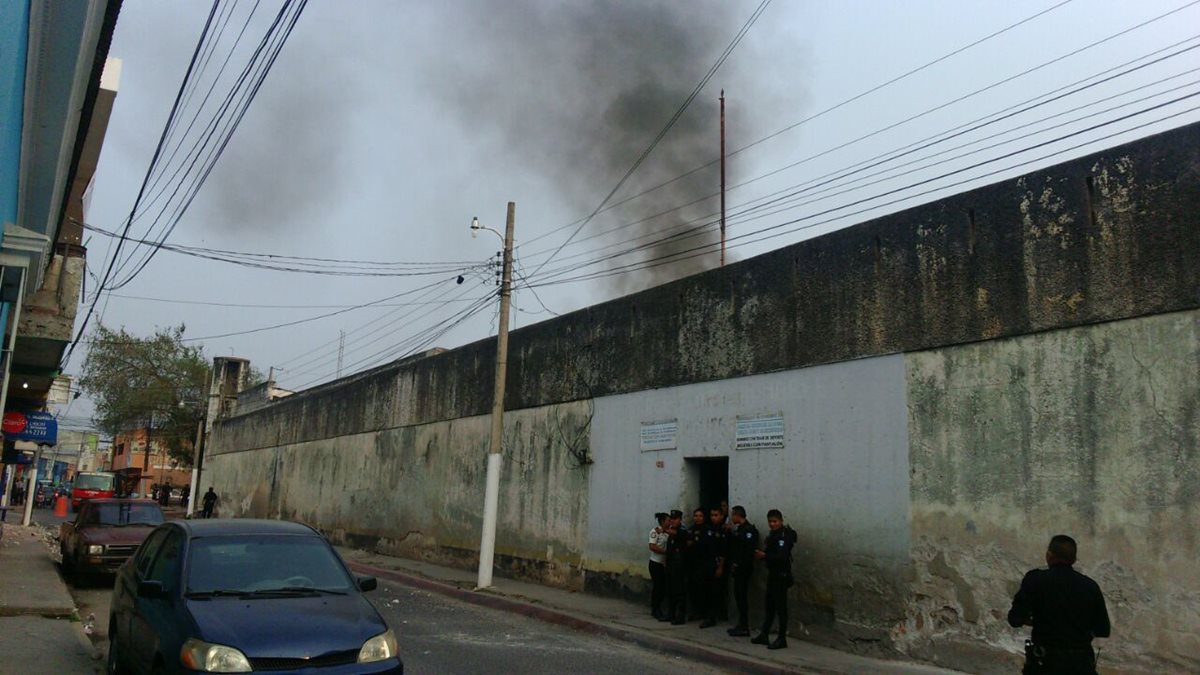 Desde afuera de la cárcel de la cabecera de Jutiapa se divisa una columna de humo ocasionada por lo reos, quienes queman colchones. (Foto Prensa Libre: Óscar González)