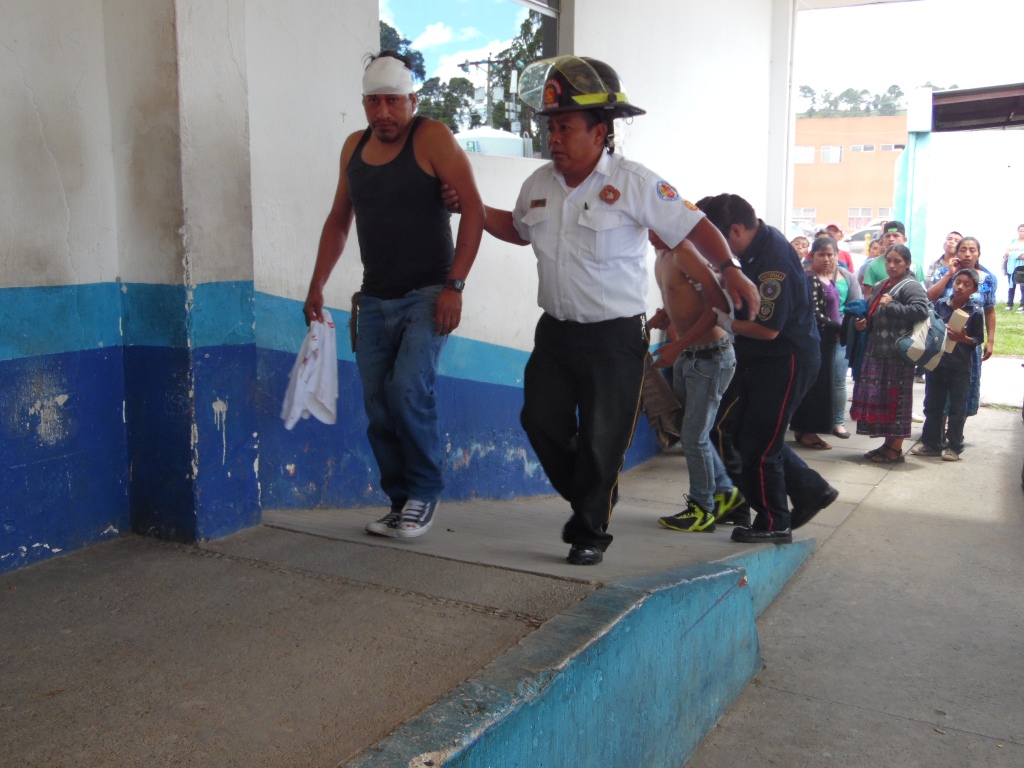 Dos de los heridos en el accidente del bus, son ingresados al Hospital Nacional de Chimaltenango. (Foto Prensa Libre: José Rosales).