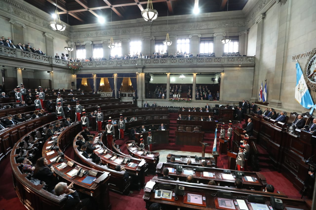 Durante la sesión solemne del Congreso fue evidente que varios funcionarios y diputados no asistieron pues varios espacios lucían vacíos. (Foto Prensa Libre: Esbín García)