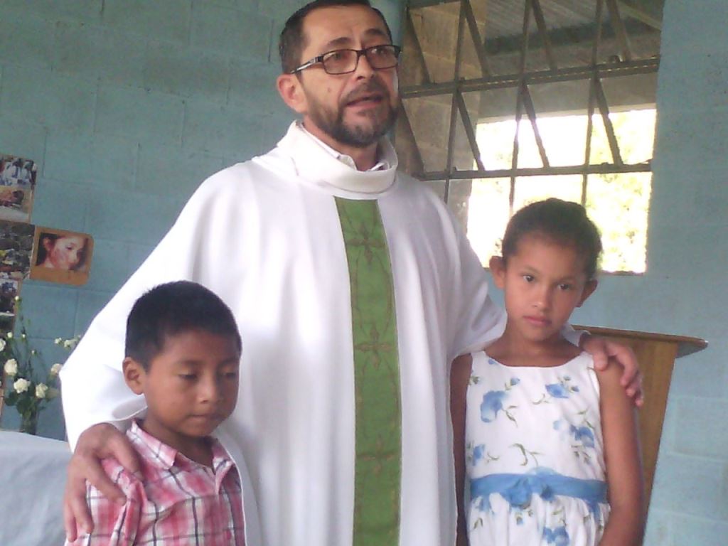El Sergio Godoy, junto a dos menores de escasos recursos de la Comunidad Esperanza, zona 12 de Cobán. (Foto Prensa Libre: Eduardo Sam)