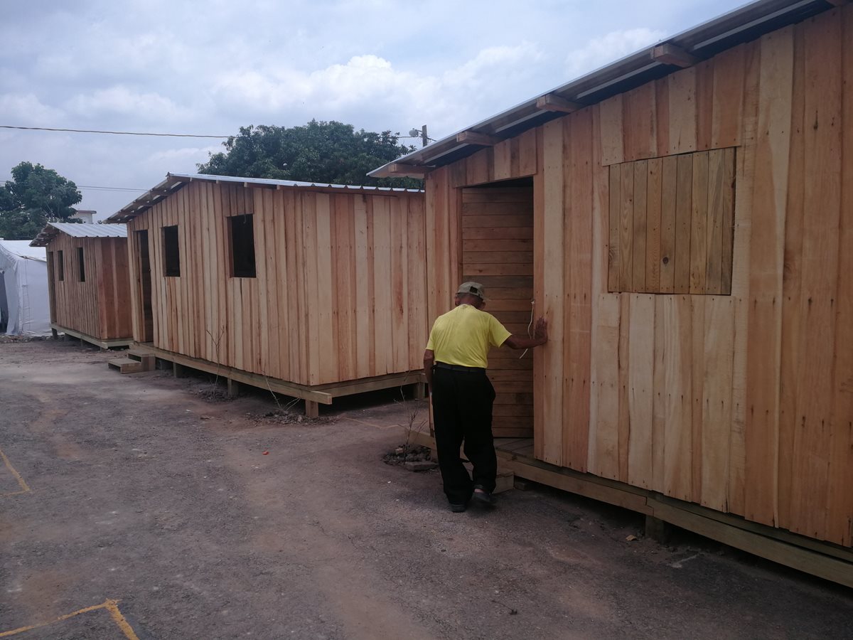 El lunes se prevé el traslado de unas 20 familias a los albergues temporales unifamiliares (atus), en la finca La Industria. Ellas son víctimas de la erupción del Volcán de Fuego. (Foto Prensa Libre: Estuardo Paredes)
