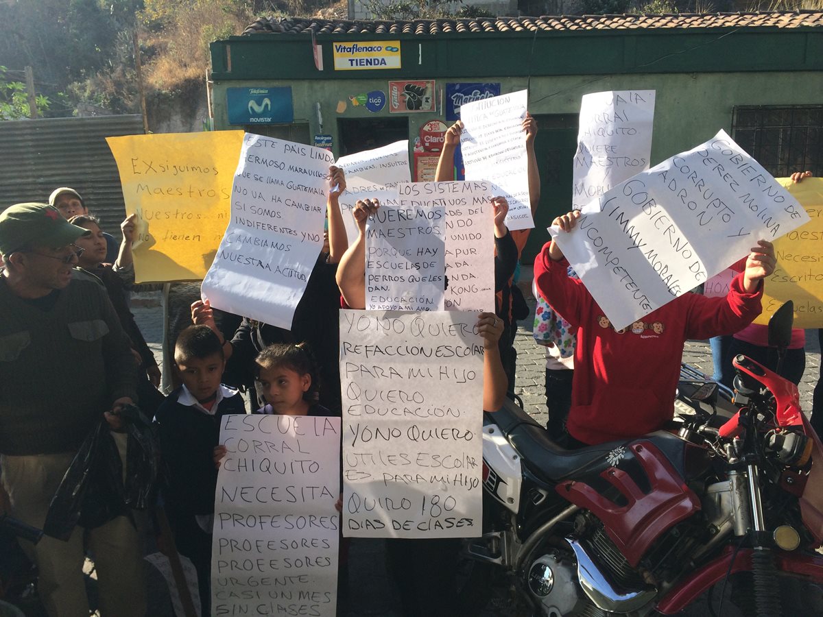 Padres de familia y estudiantes de la Escuela César Julio Mérida Vásquez, Huehuetenango, exigen la contratación de maestros. (Foto Prensa Libre: Mike Castillo)