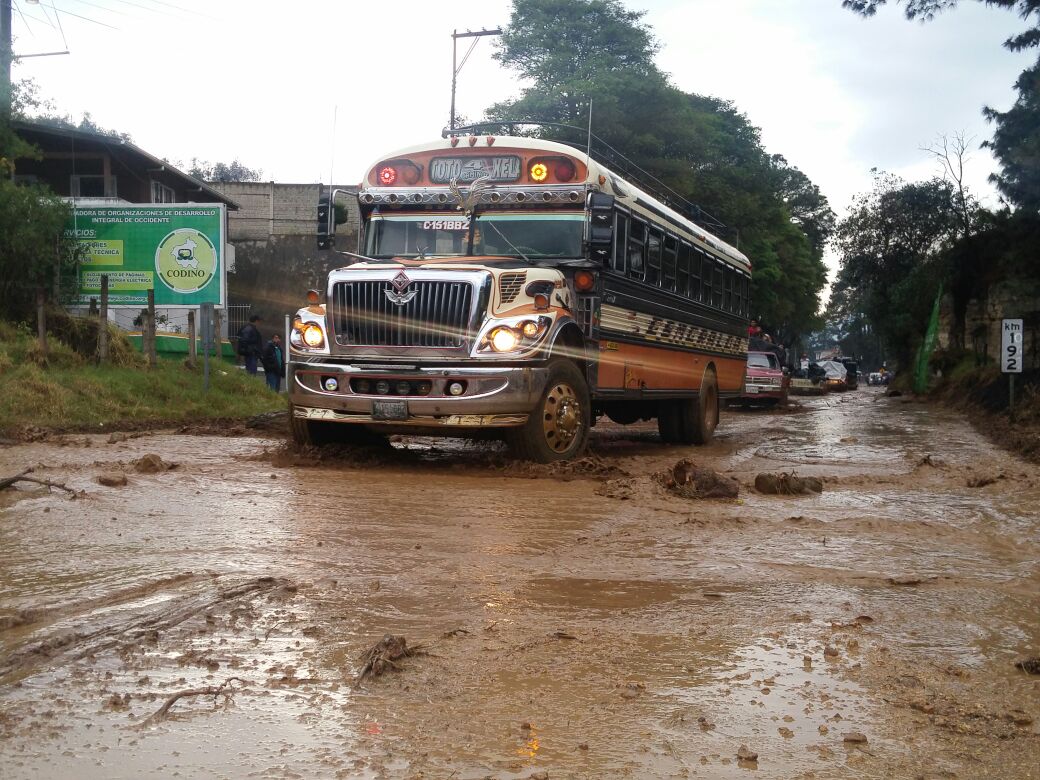 Un autobús pasa por tramo anegado por el río Samalá, en Totonicapán. (Foto Prensa Libre: Édgar Domínguez)