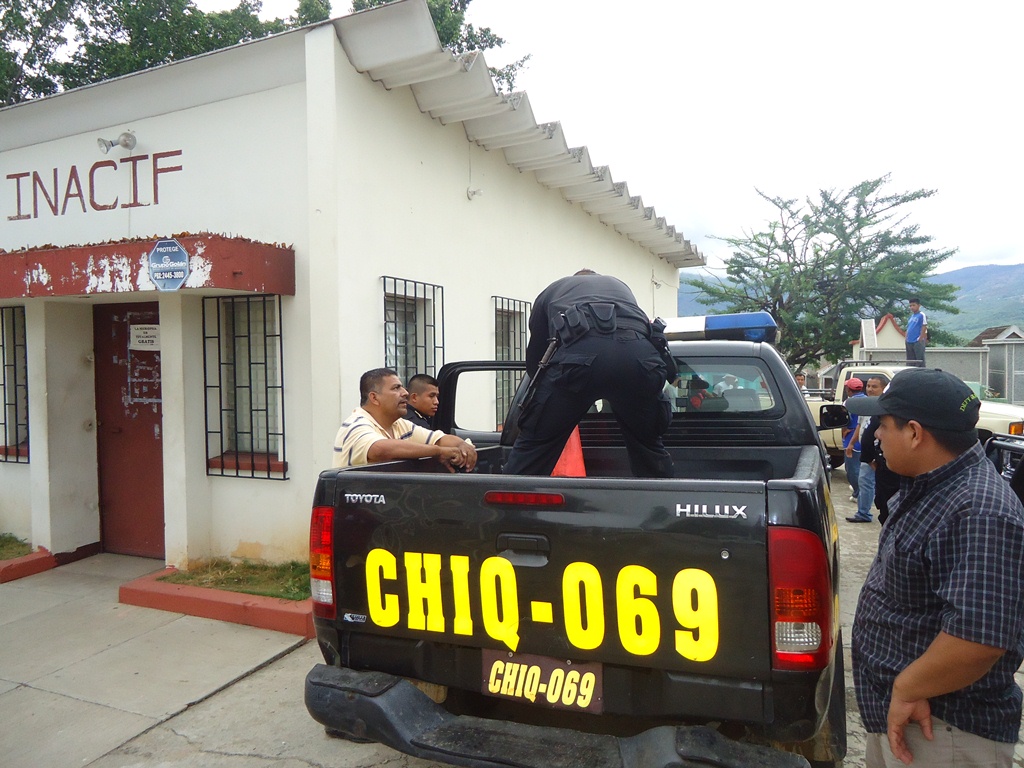 Autoridades trasladan el cadáver a la morgue de Chiquimula. (Foto Prensa Libre: Edwin Paxtor).