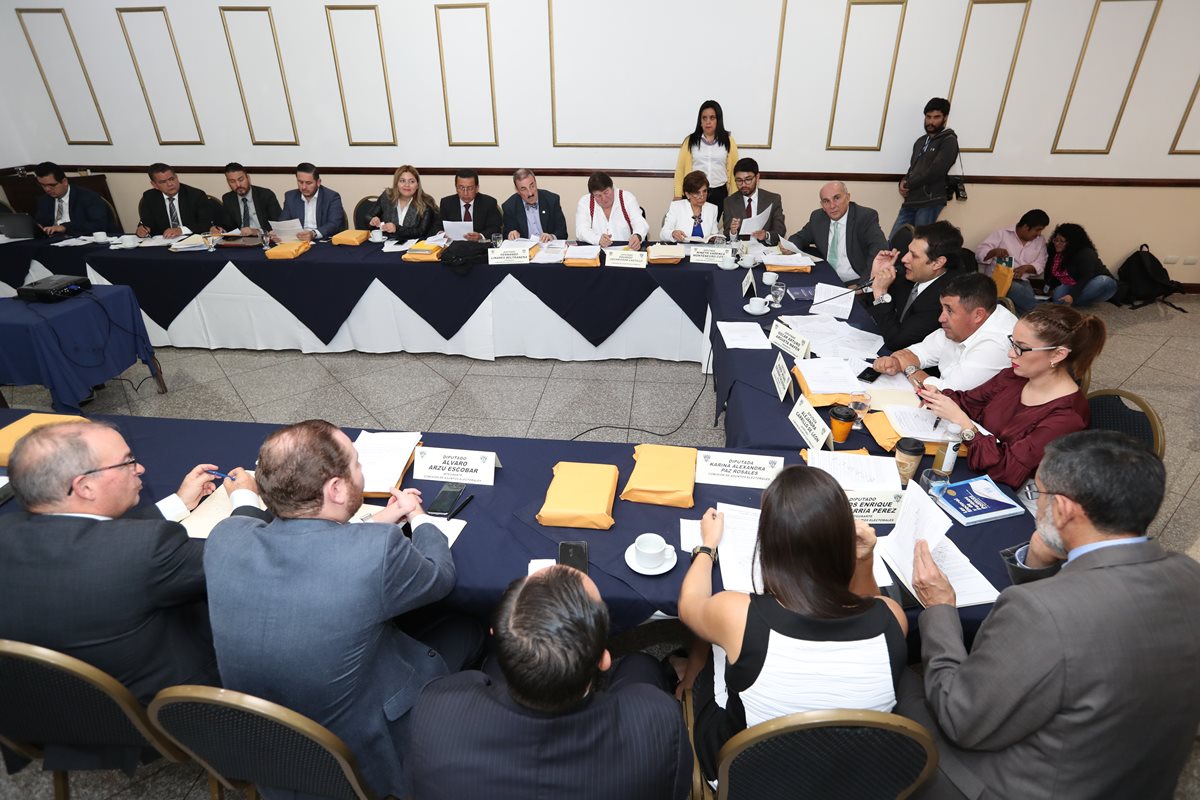 Comisión de Asuntos Electorales del Congreso durante una de las reuniones sostenidas esta semana. (Foto Prensa Libre: Esbin García)