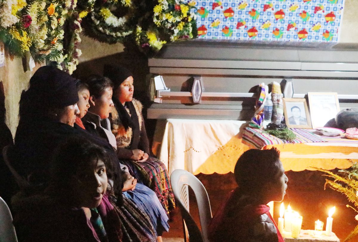 La familia de Carlos Sánchez, quien fue ultimado en Estados Unidos, vela el cuerpo de su pariente, a quien sepultarán este martes en Concepción Chiquirichapa. (Foto Prensa Libre: Carlos Ventura)
