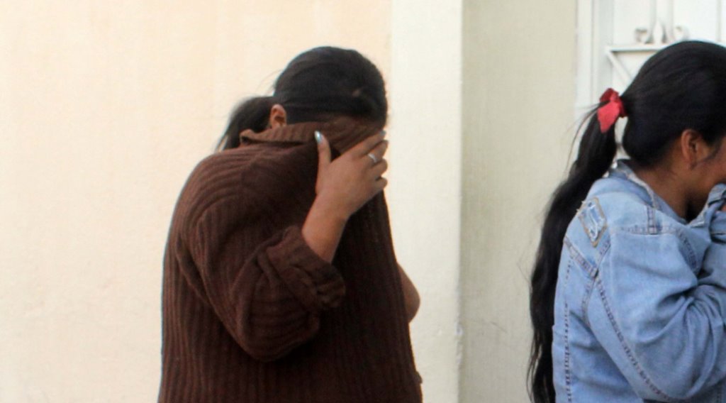 Madre e hija rescatadas fueron auxiliadas por autoridades en la cabecera de Jalapa. (Foto Prensa Libre: Hugo Oliva).