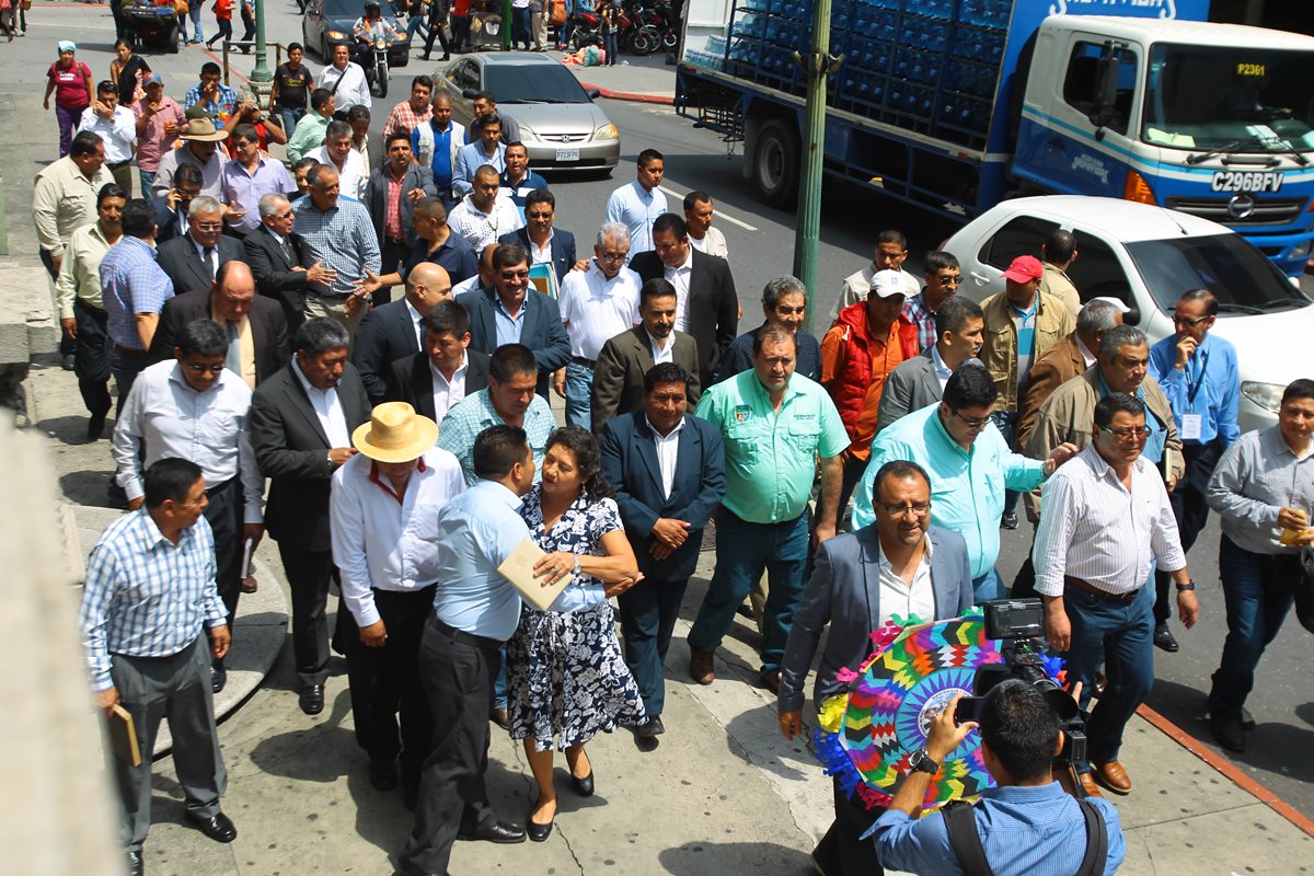 Varios alcaldes se dirigen a la Casa Presidencial, donde sostuvieron una reunión con el gobernante Jimmy Morales. (Foto Prensa Libre: Álvaro Interiano)