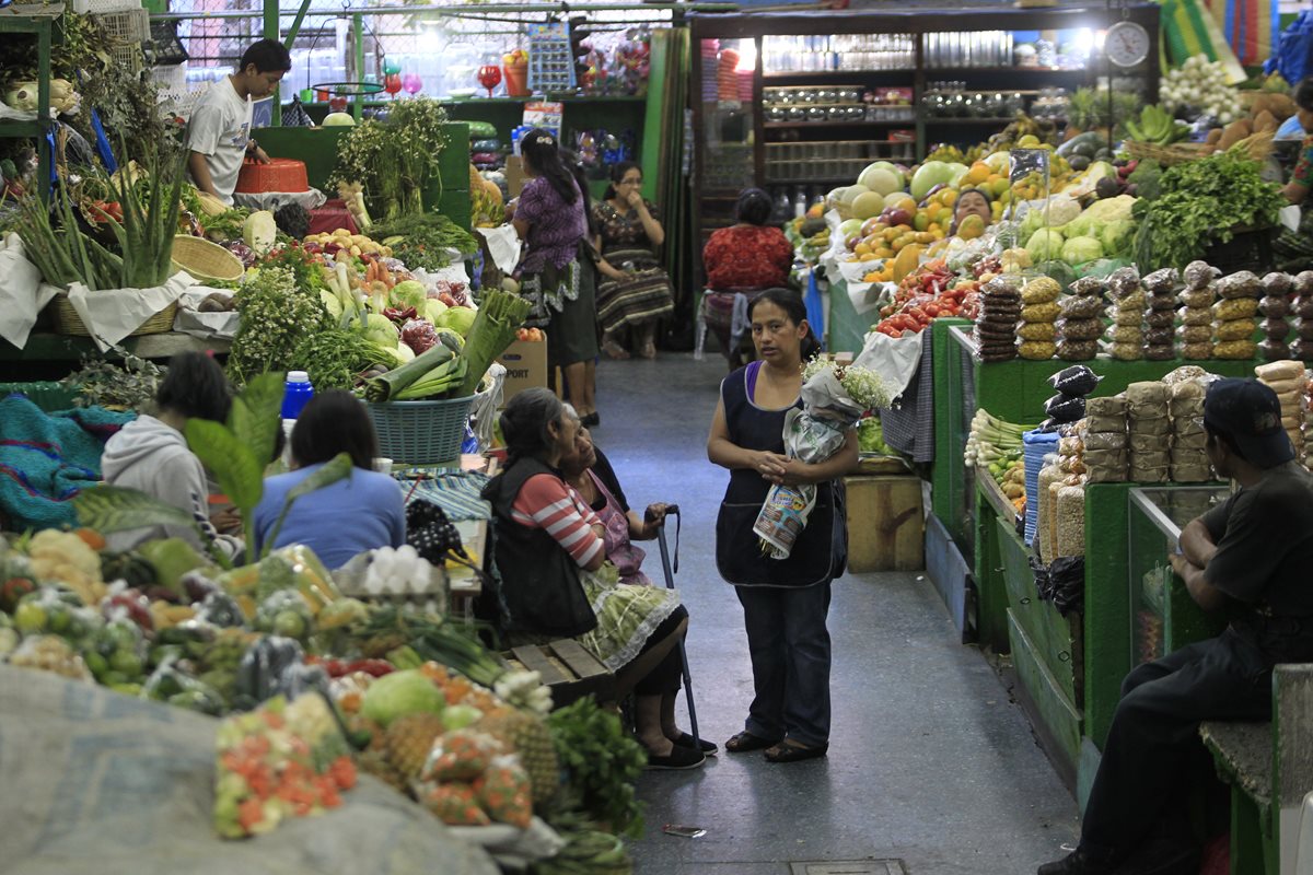 Los locatarios aseguran que todos sus productos son frescos y de la mejor calidad. Foto Prensa Libre: Edwin Bercián.