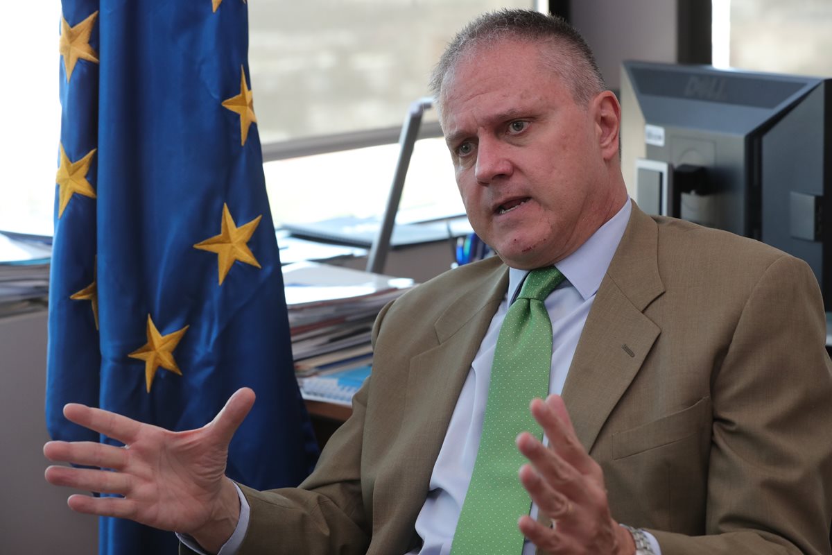 Stefano Gatto, embajador de la Unión Europea en Guatemala, explica sobre la cooperación que darán a Guatemala por la tragedia del Volcán de Fuego. (Foto Prensa Libre: Estuardo Paredes)
