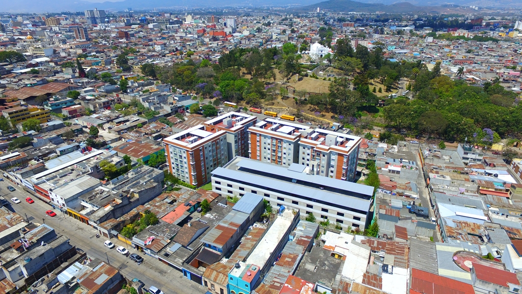 El complejo habitacional Histórico 1 se encuentra cerca del Cerrito del Carmen, rodeado otros tipos de viviendas. (Foto Prensa Libre: Álvaro Interiano)
