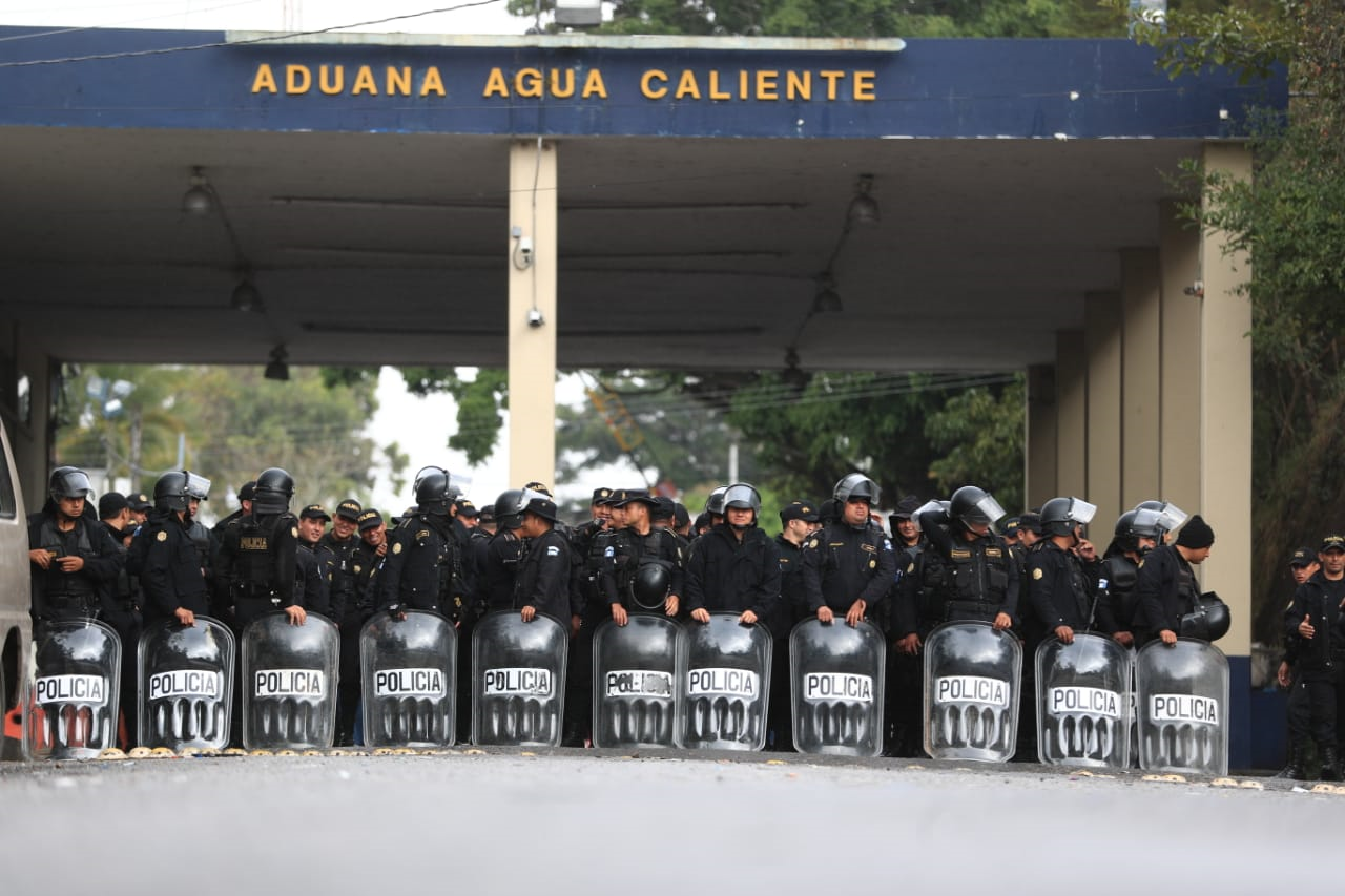 Decenas de policías se colocaron en el ingreso a la Aduana de Agua Caliente, en Chiquimula, para evitar cruces ilegales. (Foto Prensa Libre: Carlos Hernández)